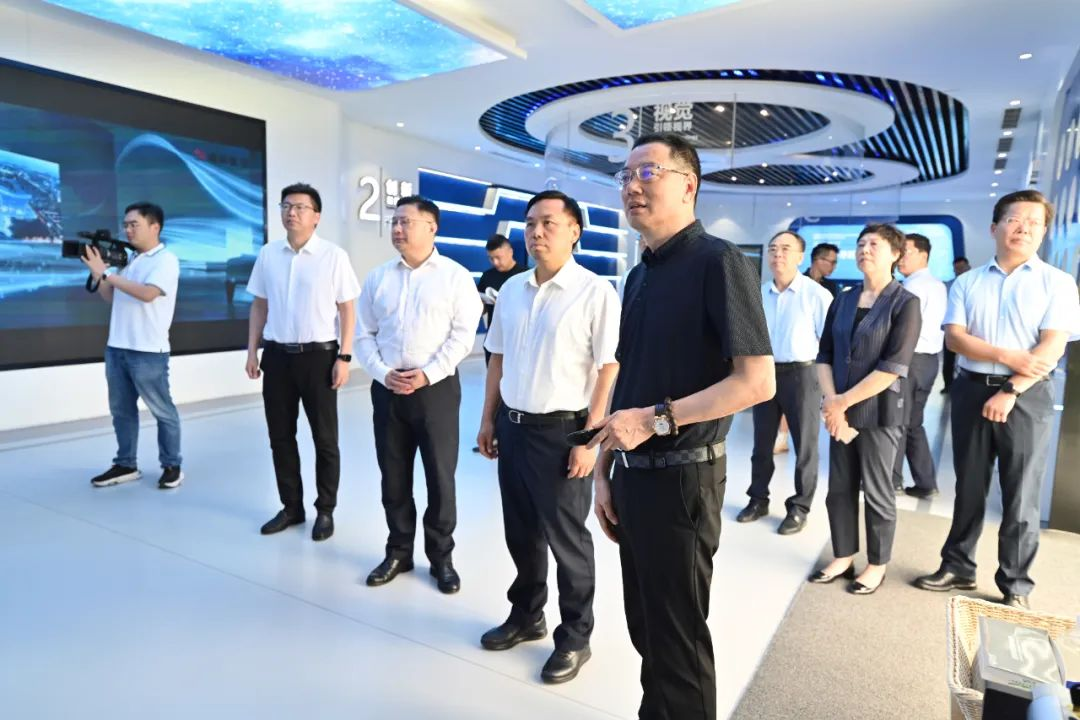 连云港市市长邢正军一行莅临江苏慧智新材调研(图1) 连云港市市长邢正军一行莅临江苏慧智新材调研(图1)