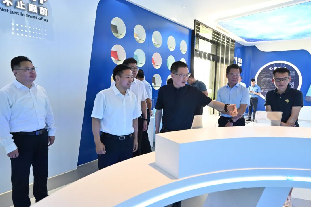 连云港市市长邢正军一行莅临江苏慧智新材调研(图2) 连云港市市长邢正军一行莅临江苏慧智新材调研(图2)